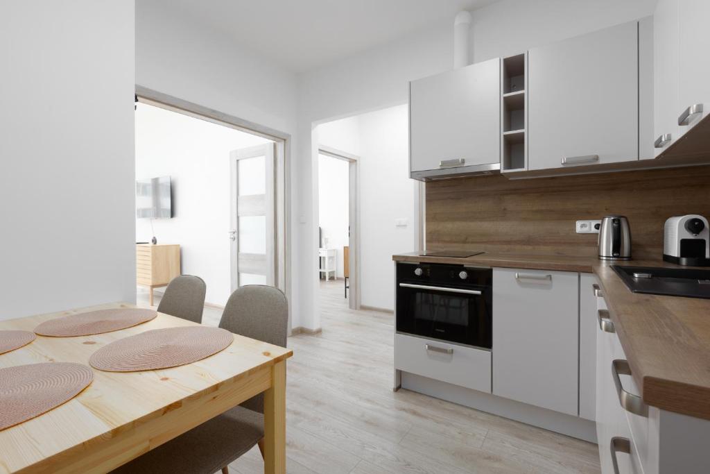 Apartment with 2 bedrooms with kitchen near metro 7
