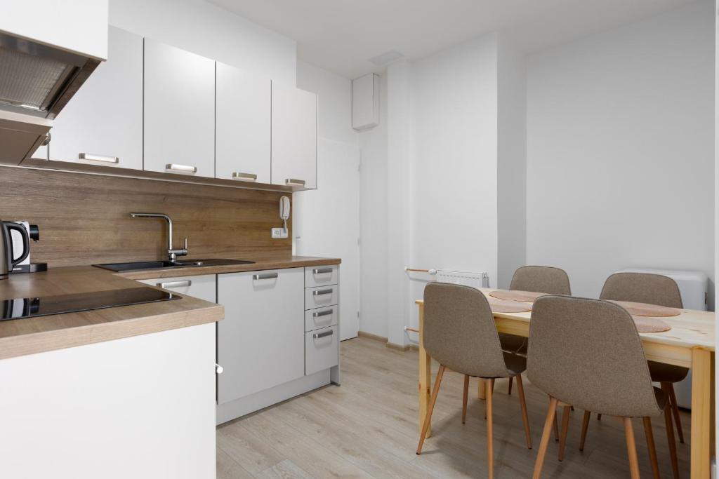 Apartment with 2 bedrooms with kitchen near metro 4