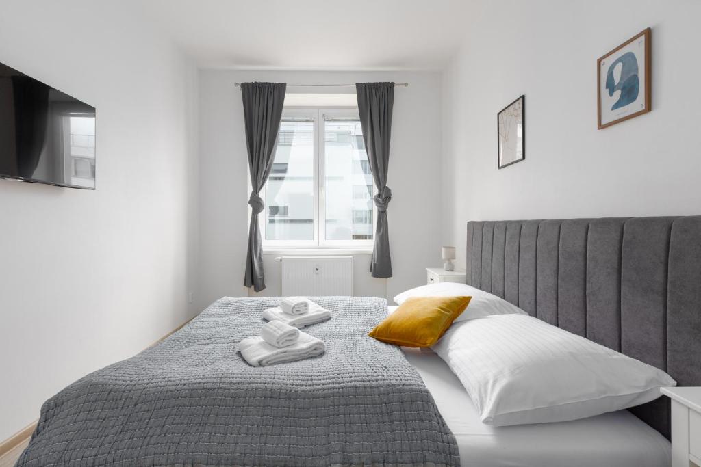 Apartment with 2 bedrooms with kitchen near metro 8