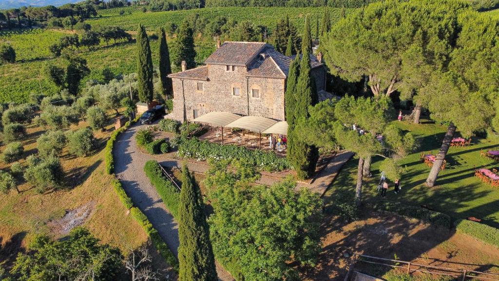 - une vue aérienne sur une grande maison en pierre avec des arbres dans l'établissement Torre Collevento Luxury Villa, à Orvieto