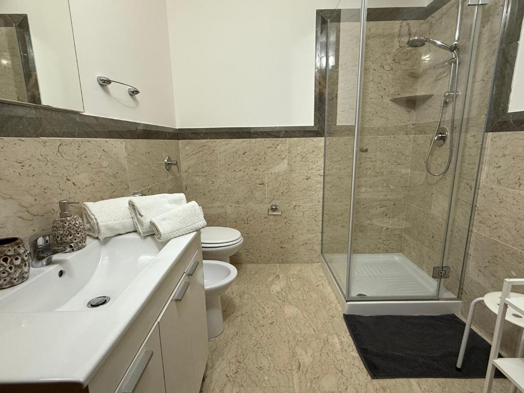 une salle de bain avec une douche, des toilettes et un lavabo dans l'établissement Le Case di Palma - Villa Maria, à Custonaci