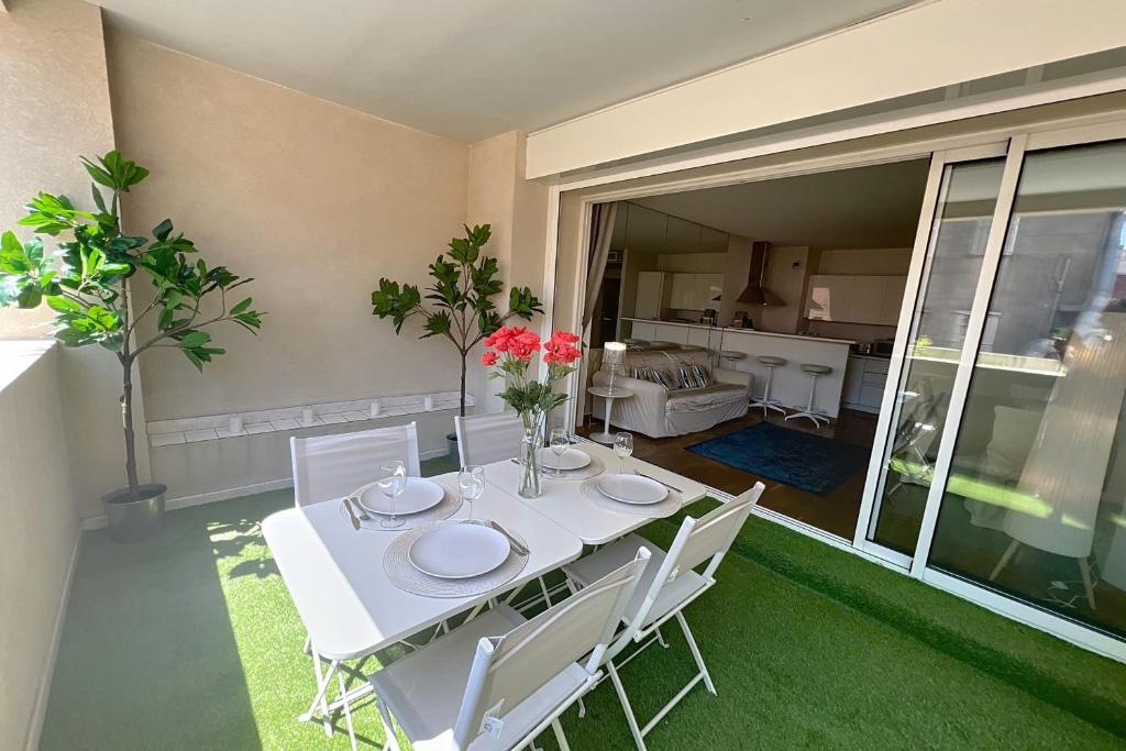 Cannes central Rue d'Antibes wide 1 BDR w terrace - quiet in green scenery