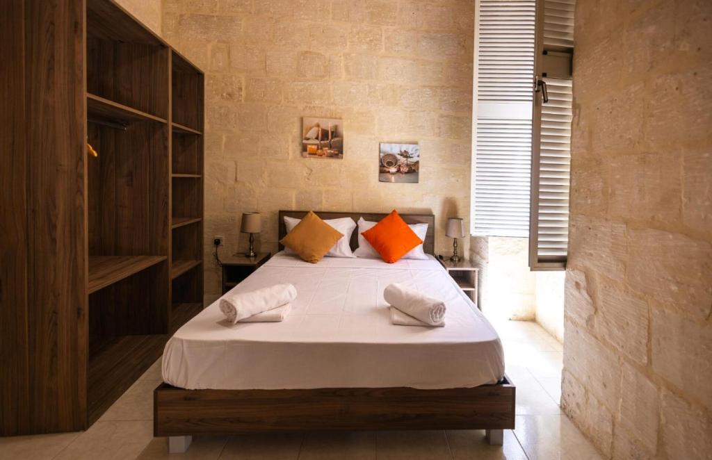 Valletta 1BR Townhouse Escape 3