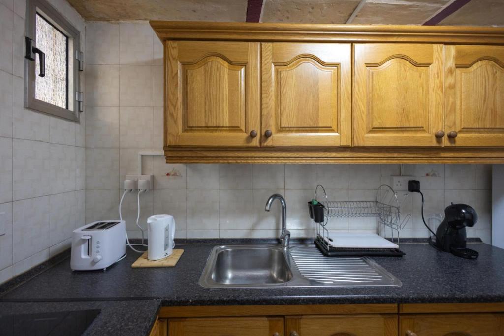 Valletta 1BR Townhouse Escape 5