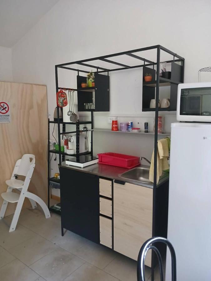 Il comprend une cuisine équipée d'un comptoir et d'un réfrigérateur. dans l'établissement La Panoramica a Molino del Pallone, à Molino del Pallone