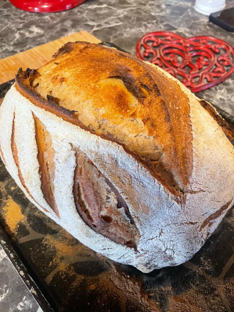 un pain assis au-dessus d'une table dans l'établissement Le Nid du Tui, à Faverolles