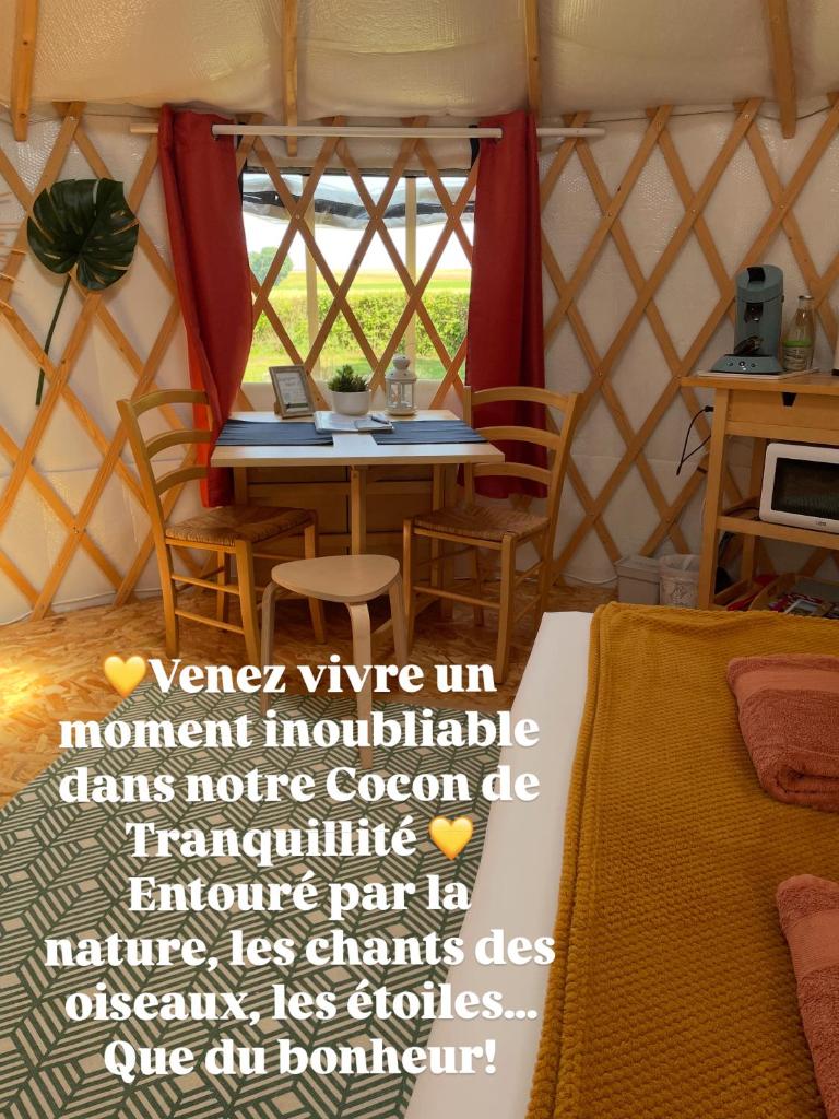 Cette chambre comprend un lit et une fenêtre. dans l'établissement Le Nid du Tui, à Faverolles