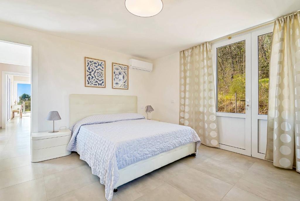 une chambre blanche avec un lit et une fenêtre dans l'établissement Villa Olympia Pool Sea View Mountains Lake Nature Sleeps 8 Air Conditioning Wi-Fi, à Corsanico-Bargecchia 95 autres photos