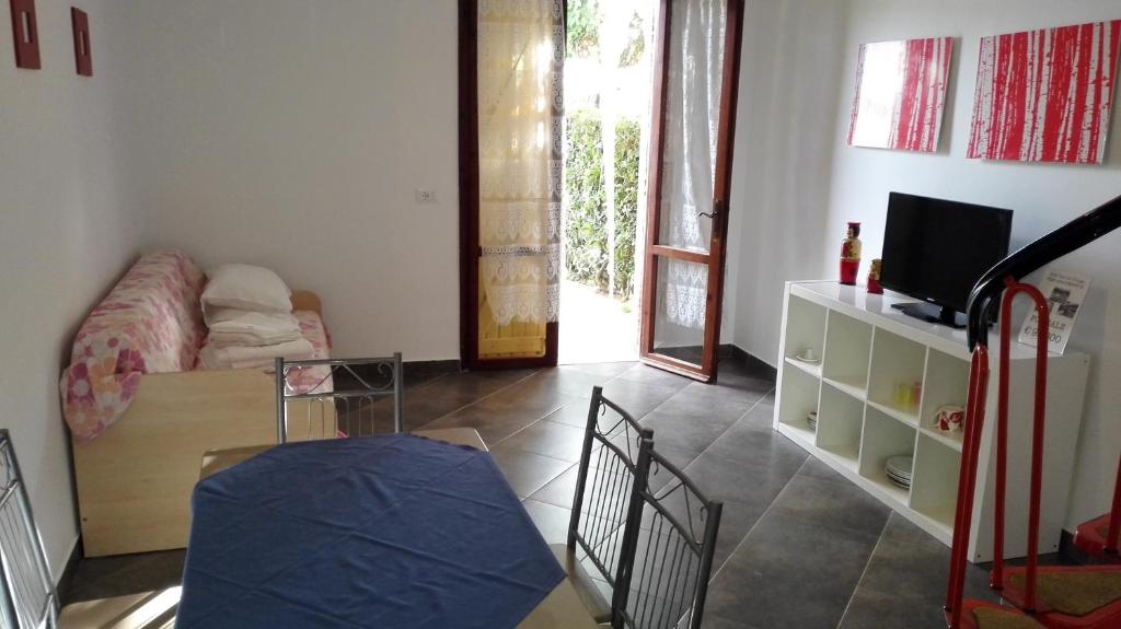 une pièce avec une chambre avec un lit et une télévision dans l'établissement Residence Blu Marlin Natural free beach, à Lido Adriano