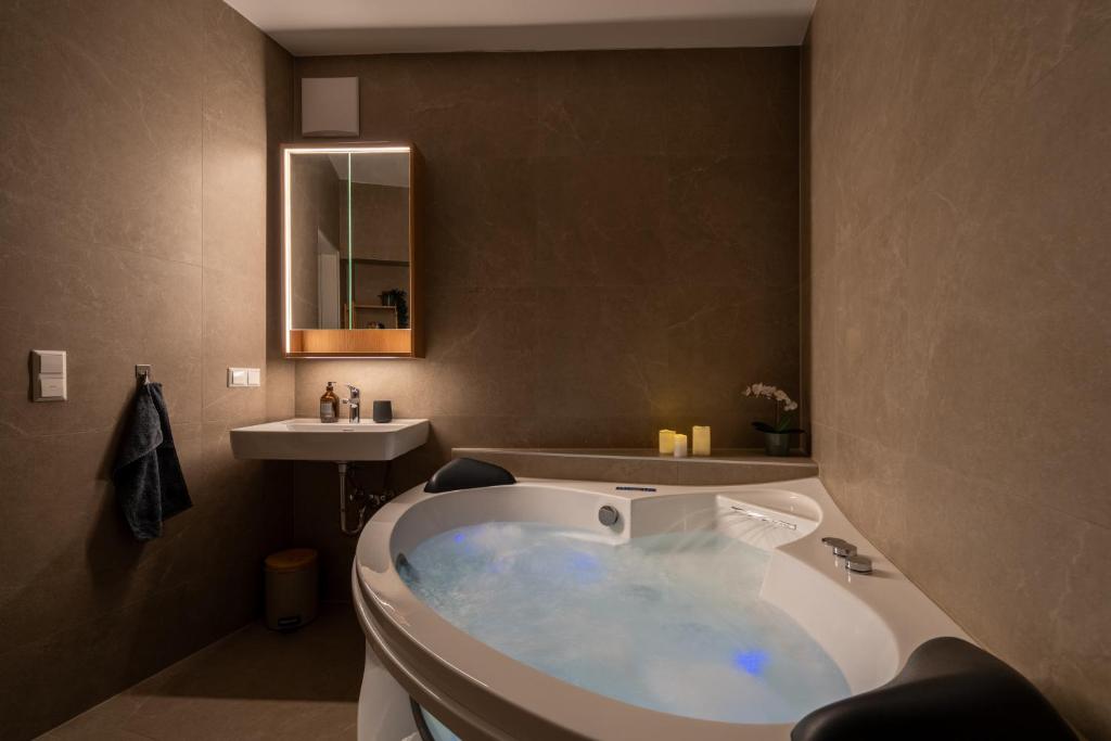 Luxury Wellness Suite with Sauna & Whirlpool by HERO HOMES 8