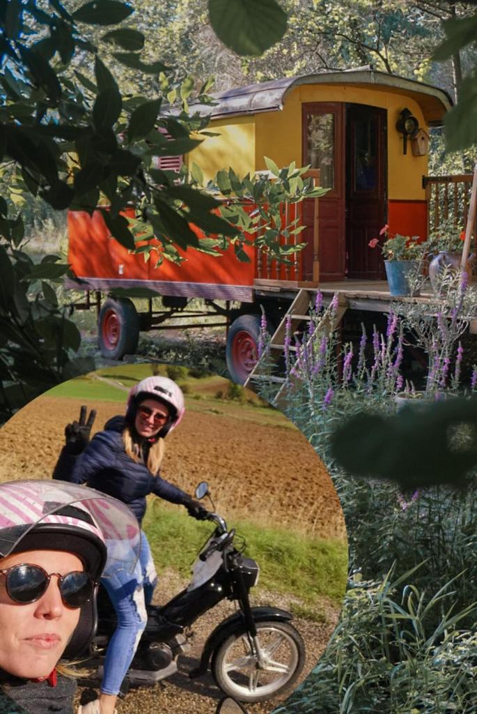 une femme et un homme sur un vélo et un train dans l'établissement Roulotte Tzigane au bord du ruisseau - Drôme Provençale (2p), à Marsanne