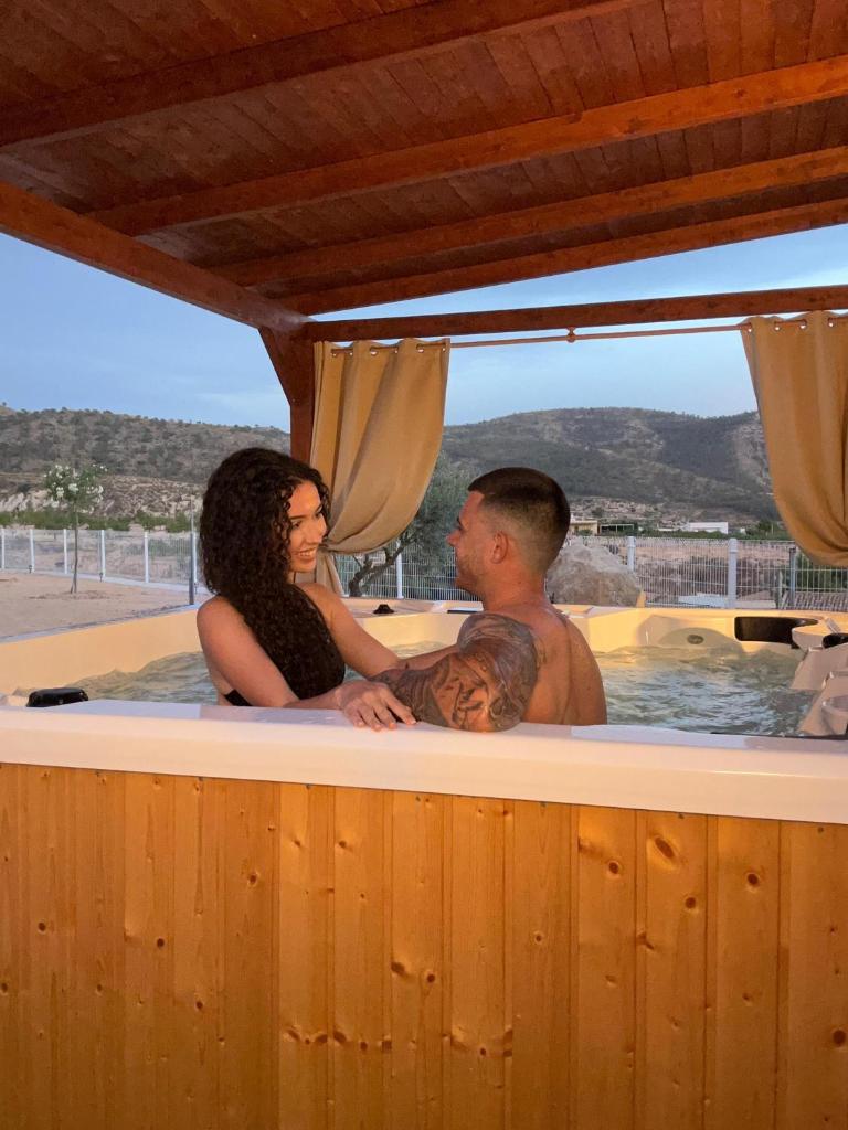 La casica de madera con Jacuzzi exterior y barbacoa 3