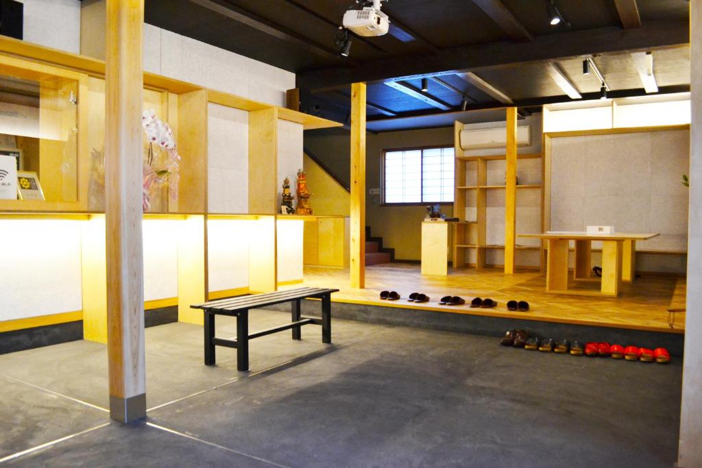 Cette chambre comprend une table et un bouquet de bouteilles. dans l'établissement Ryokan Matsumuraya, à Kawagoe