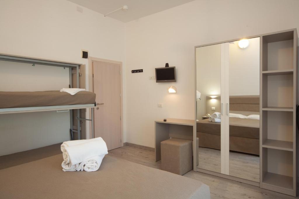 une chambre avec deux lits superposés et un miroir dans l'établissement Hotel Lux, à Gabicce Mare