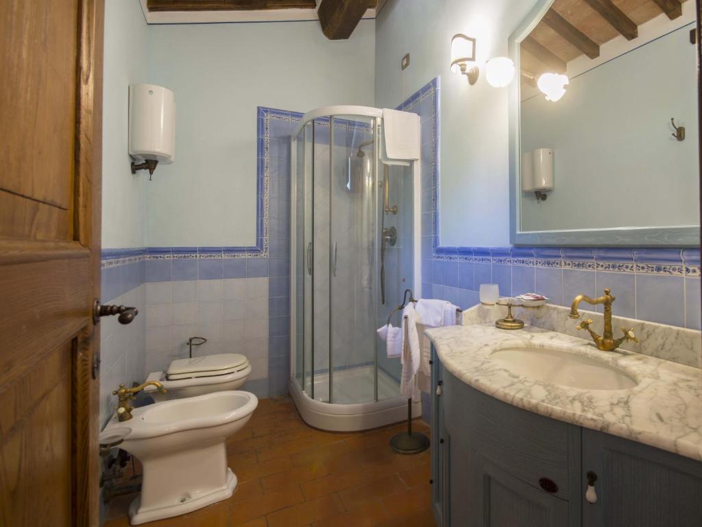 une salle de bain avec toilettes, lavabo et douche dans l'établissement Maestà Del Sasso, à Cortone 52 autres photos