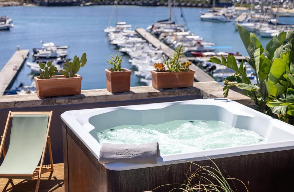 une baignoire avec vue sur une marina dans l'établissement Casa Miranda Boutique, à Syracuse