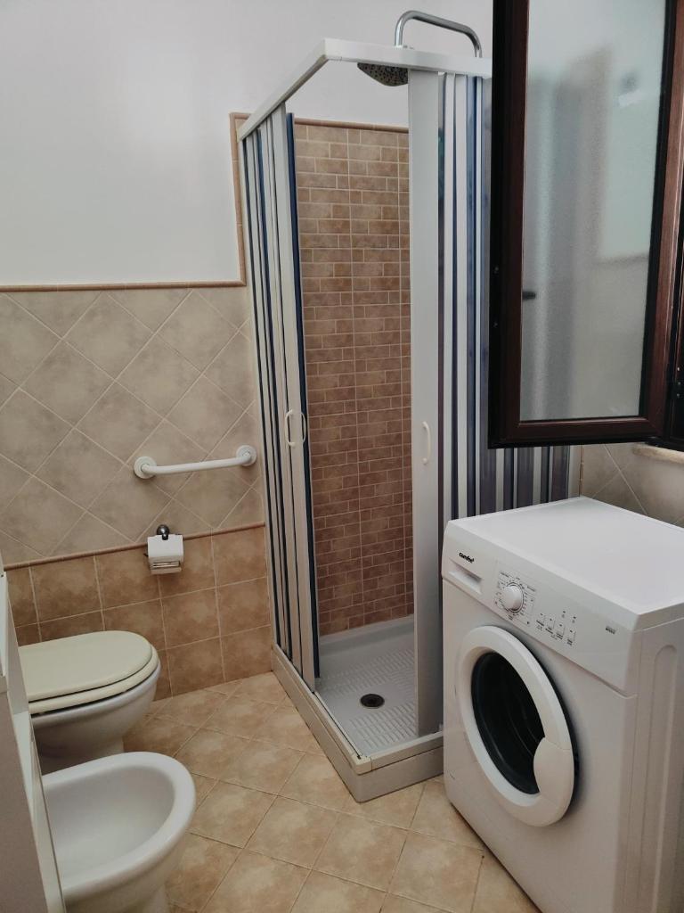 La salle de bains est pourvue de toilettes et d'un lave-linge. dans l'établissement Holiday in Paradise, à Balestrate