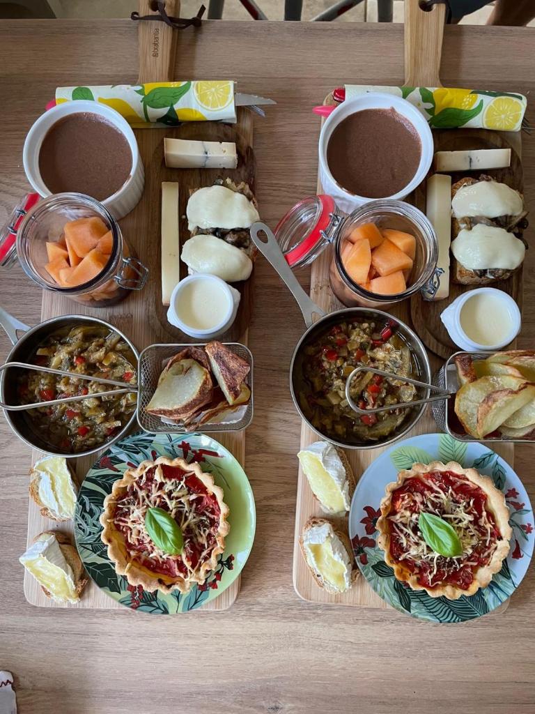 une table recouverte de différents types de denrées alimentaires dans l'établissement La Casa du Vau, à Bussy-le-Grand