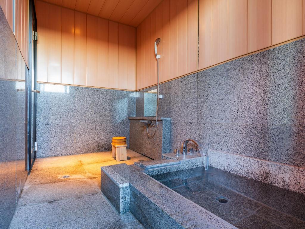 une salle de bain avec baignoire, douche et toilettes dans l'établissement Umine Annex, à Beppu