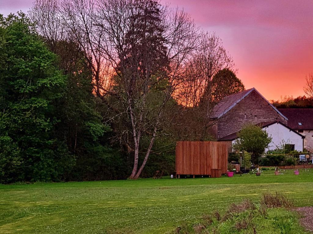 un grand champ avec une grange et une maison dans l'établissement La Casa du Vau, à Bussy-le-Grand 10 autres photos