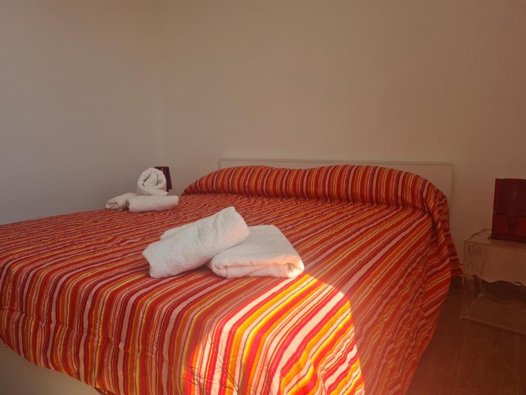 un lit avec des serviettes et un animal en peluche dessus dans l'établissement Le Saline di San Francesco, à Marausa 27 autres photos