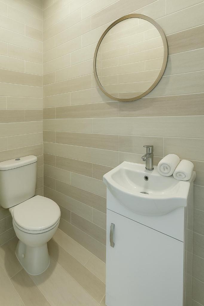 Stylish 2 Bedroom Apartment in the Heart of Soho Walk to Cafes & Attractions! 8