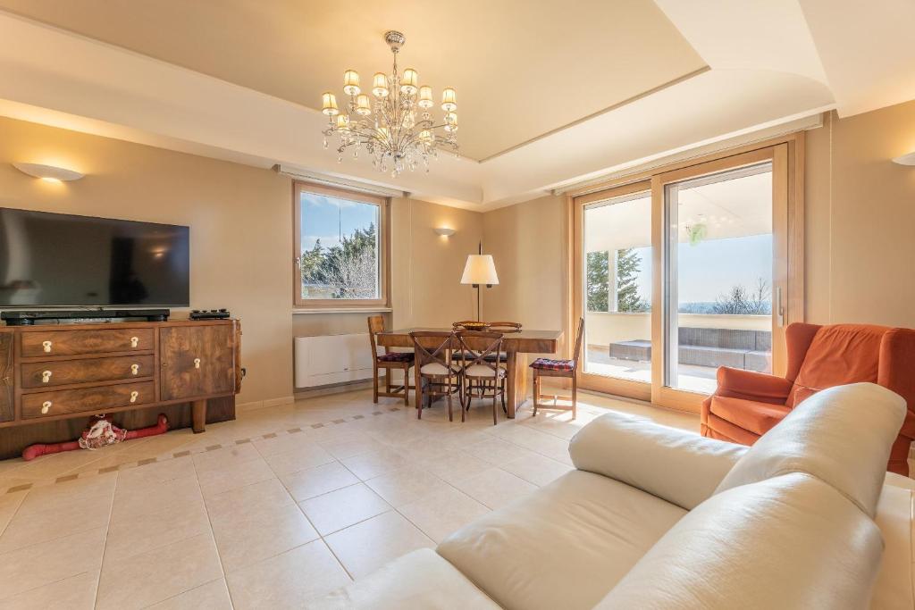 un salon avec un canapé, une télévision et une table dans l'établissement Villa Gentileschi, à Casarano