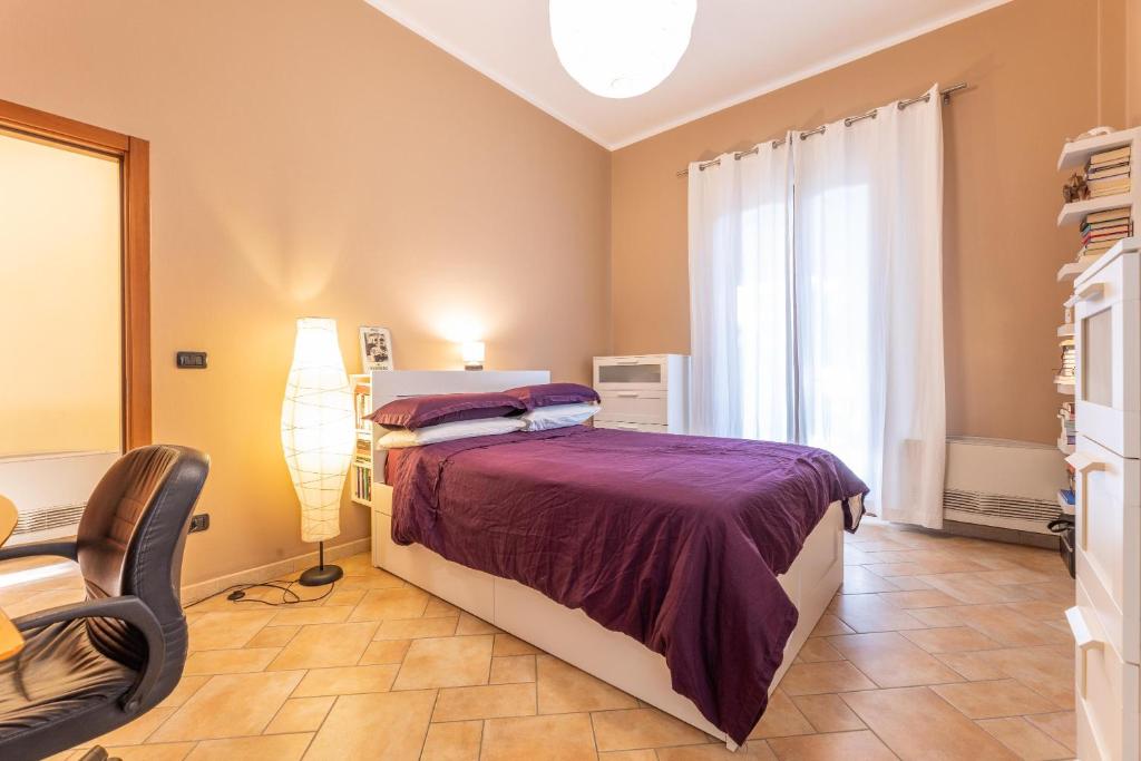 une chambre avec un lit, une chaise et une fenêtre dans l'établissement Villa Gentileschi, à Casarano