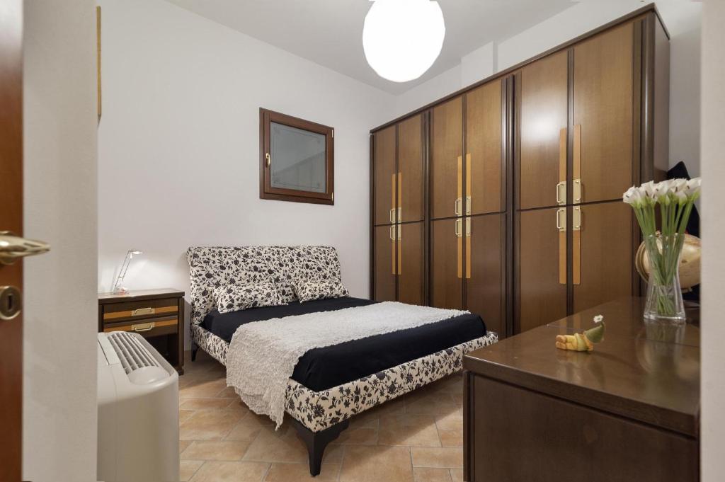 - une chambre avec un lit, une chaise et une commode dans l'établissement Villa Gentileschi, à Casarano 28 autres photos