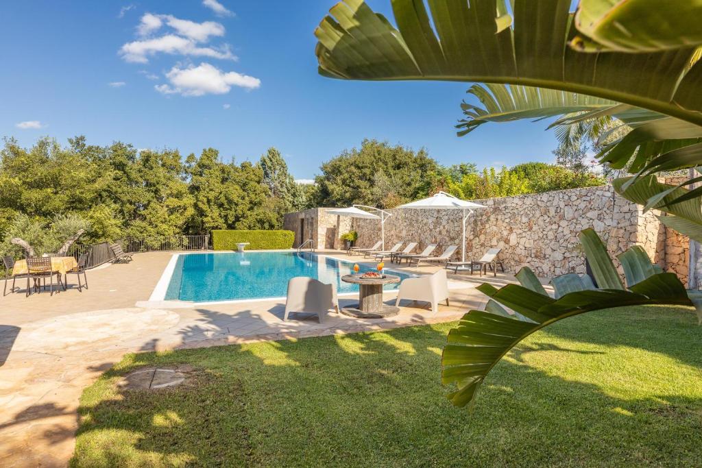 une villa avec une piscine et une cour dans l'établissement Villa Gentileschi, à Casarano