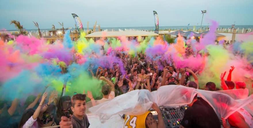 une foule de personnes jouant avec de la poudre colorée à l'estival dans l'établissement Hotel San Gaetano, à Grisolia 51 autres photos