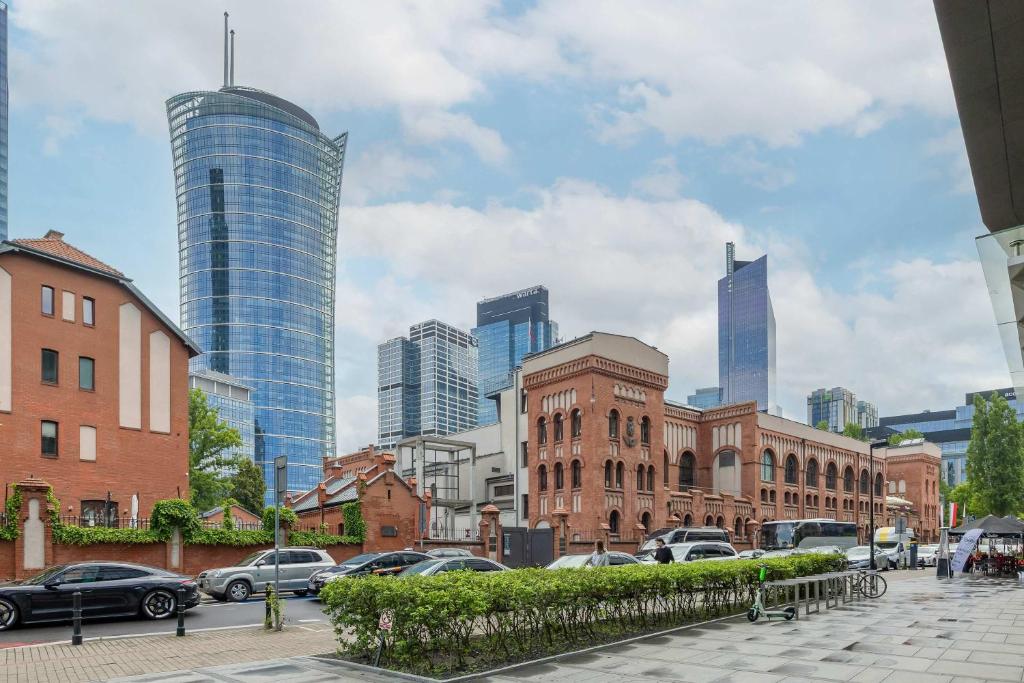 Metro Wola Apartment with Parking & AC next to Warsaw Rising Museum by Noclegi Renters 2