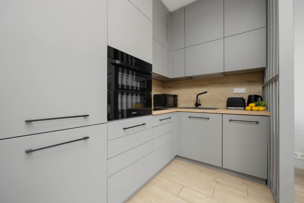 Metro Wola Apartment with Parking & AC next to Warsaw Rising Museum by Noclegi Renters 8