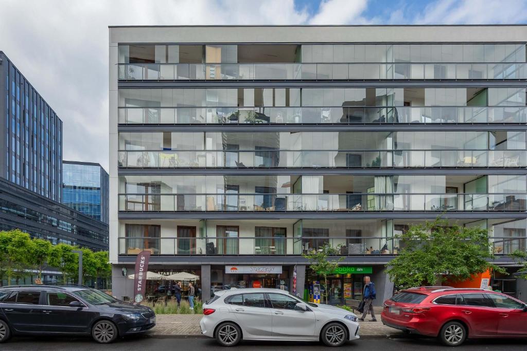 Metro Wola Apartment with Parking & AC next to Warsaw Rising Museum by Noclegi Renters 7