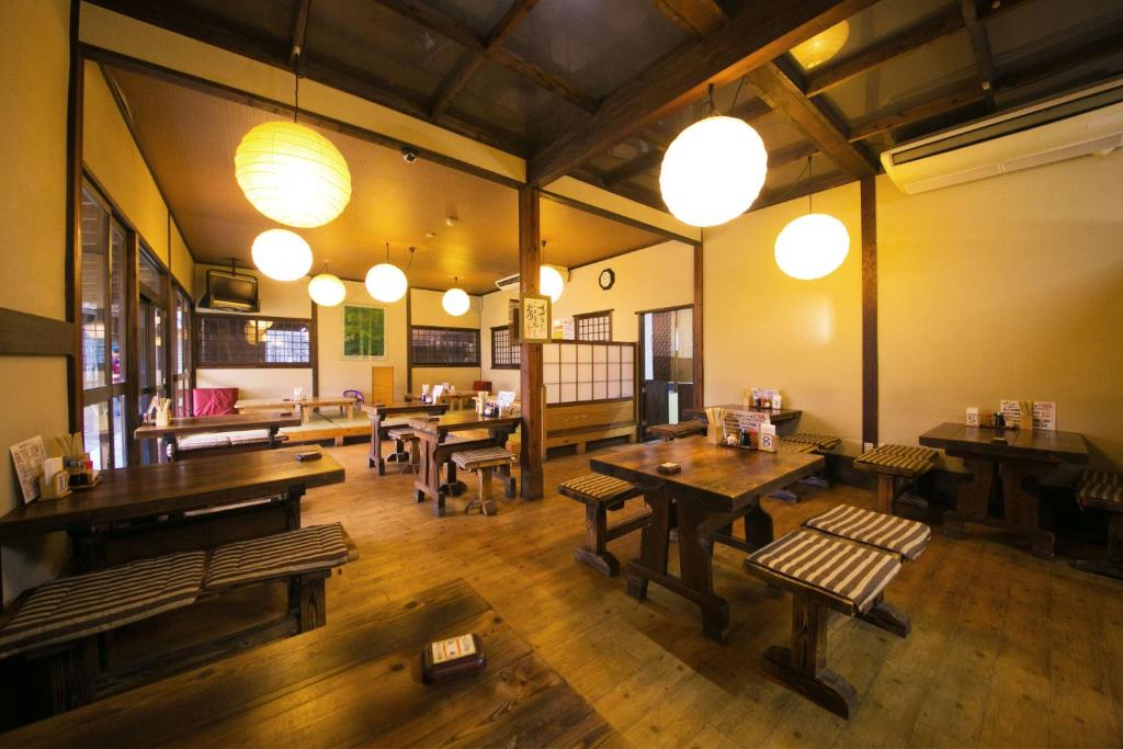 - une vue de tête sur un restaurant avec des tables et des chaises dans l'établissement Nansuikaku, à Miyawaka