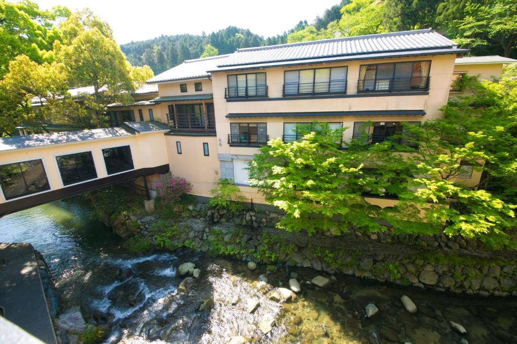 une vue aérienne d'une maison au bord d'une rivière dans l'établissement Nansuikaku, à Miyawaka