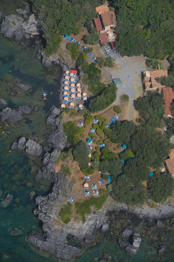 - une vue aérienne sur un complexe avec un groupe de tentes dans l'établissement illicini stabilimento balneare e albergo, à Maratea