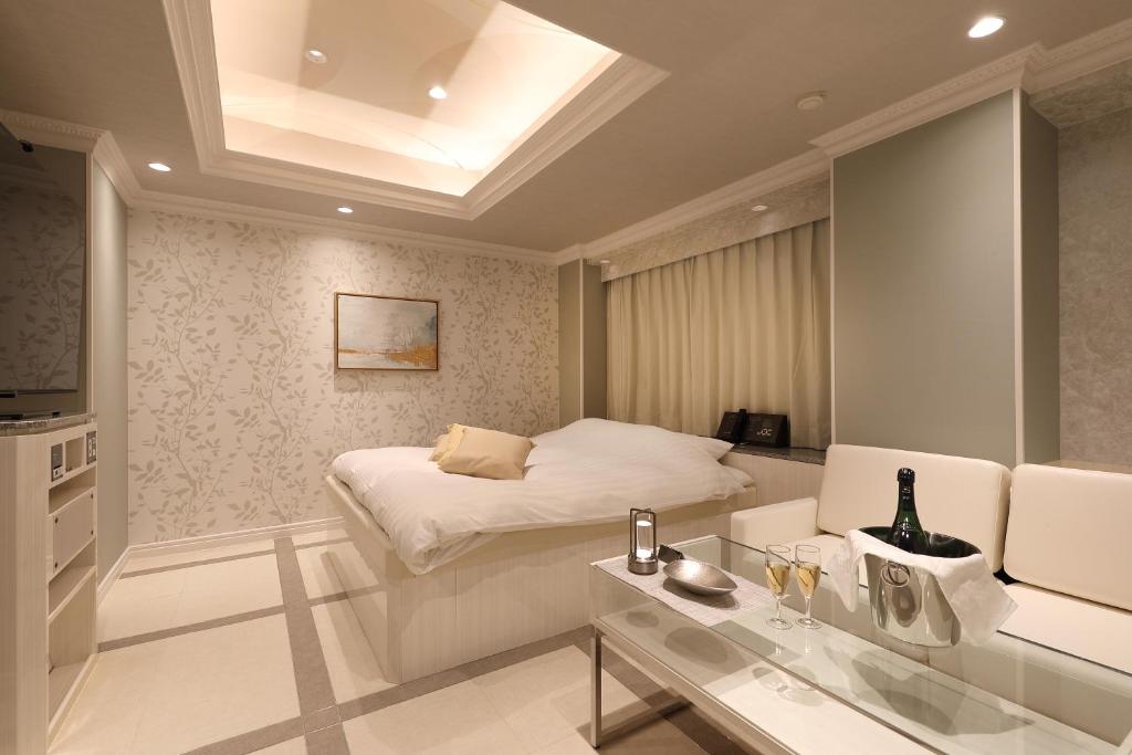 une chambre d'hôtel avec un lit et une table en verre dans l'établissement Hotel Valentine Chiryu, à Chiryu 33 autres photos