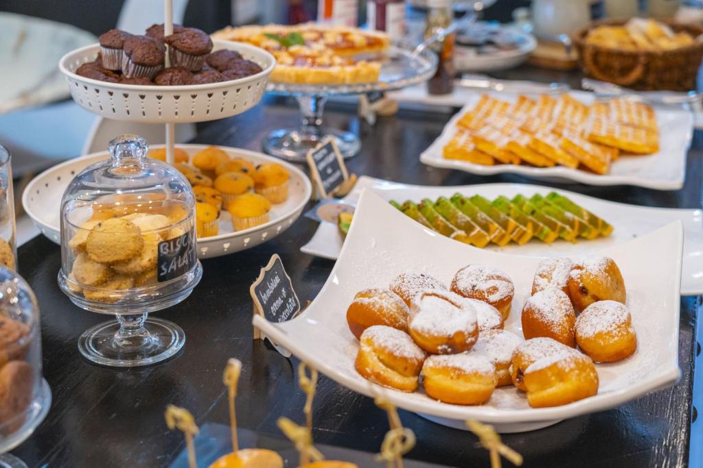 - un buffet composé de différents types de pâtisseries et de desserts dans l'établissement Rock Crystal Boutique Hotel, à Gabicce Mare