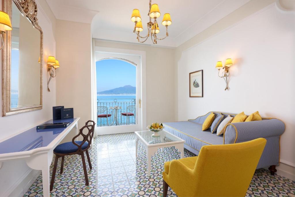 un salon avec un canapé et une table dans l'établissement Grand Hotel Ambasciatori, à Sorrente