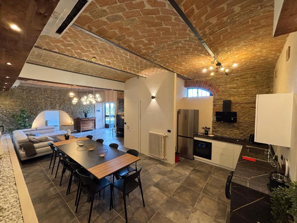 une cuisine et une salle à manger avec une table et des chaises dans l'établissement Relais Portaluna delle Langhe, à Mango