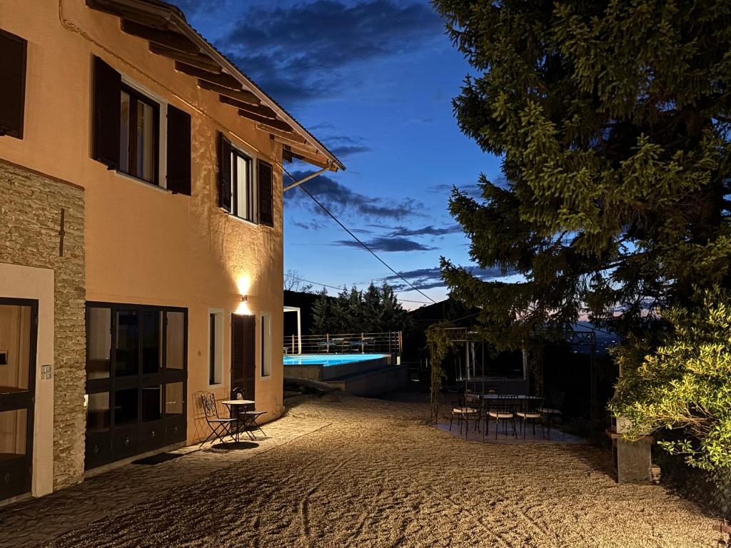 une vue nocturne d'une cour d'une maison dans l'établissement Relais Portaluna delle Langhe, à Mango