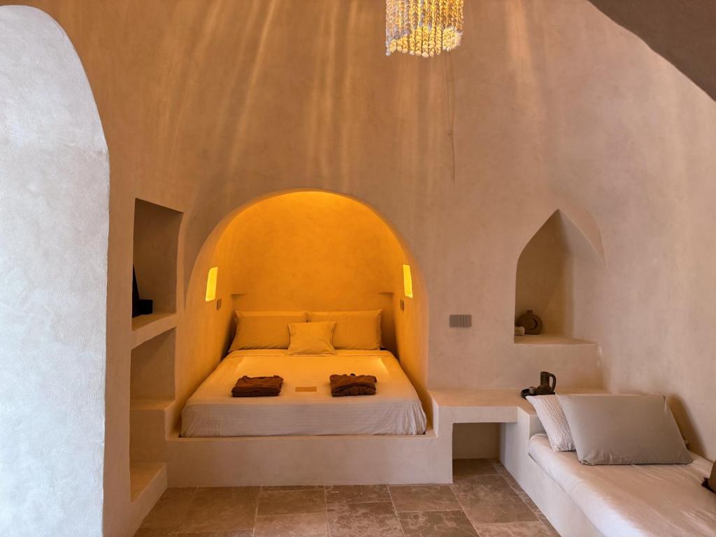 - une chambre avec un lit voûté dans l'établissement Lumen Trullo, à Ostuni