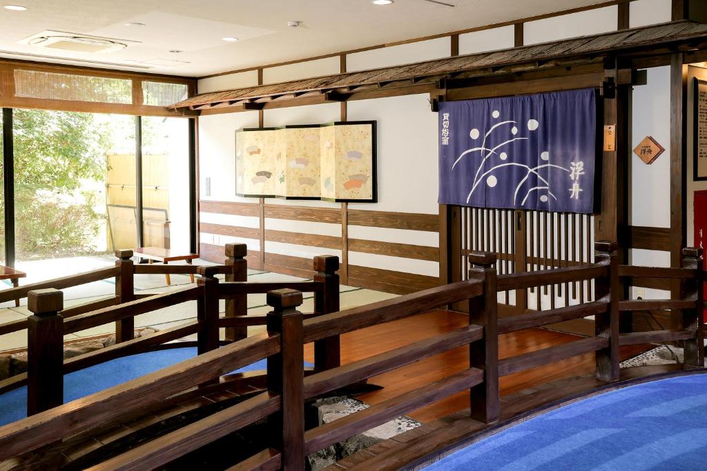 une église vide avec des peignes et des fenêtres en bois dans l'établissement Ichinomata Onsen Kanko Hotel, à Shimonoseki