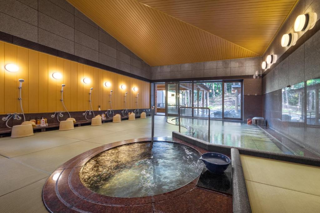 une salle de bain avec une baignoire au milieu d'une pièce dans l'établissement Sennomori, à Ise