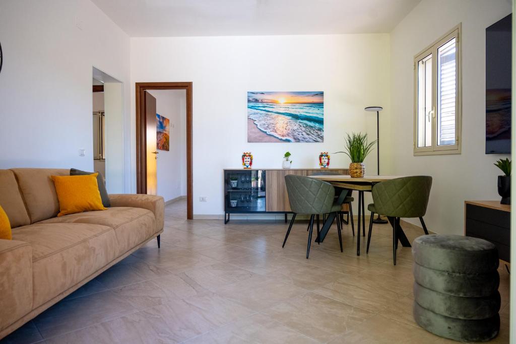 un salon avec un canapé et une table dans l'établissement Villa Andolina, à Syracuse