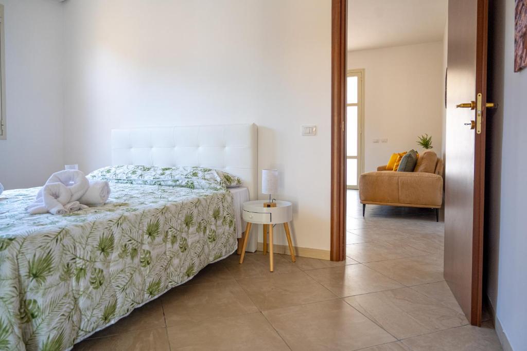 une chambre avec un lit avec un animal en peluche dessus dans l'établissement Villa Andolina, à Syracuse