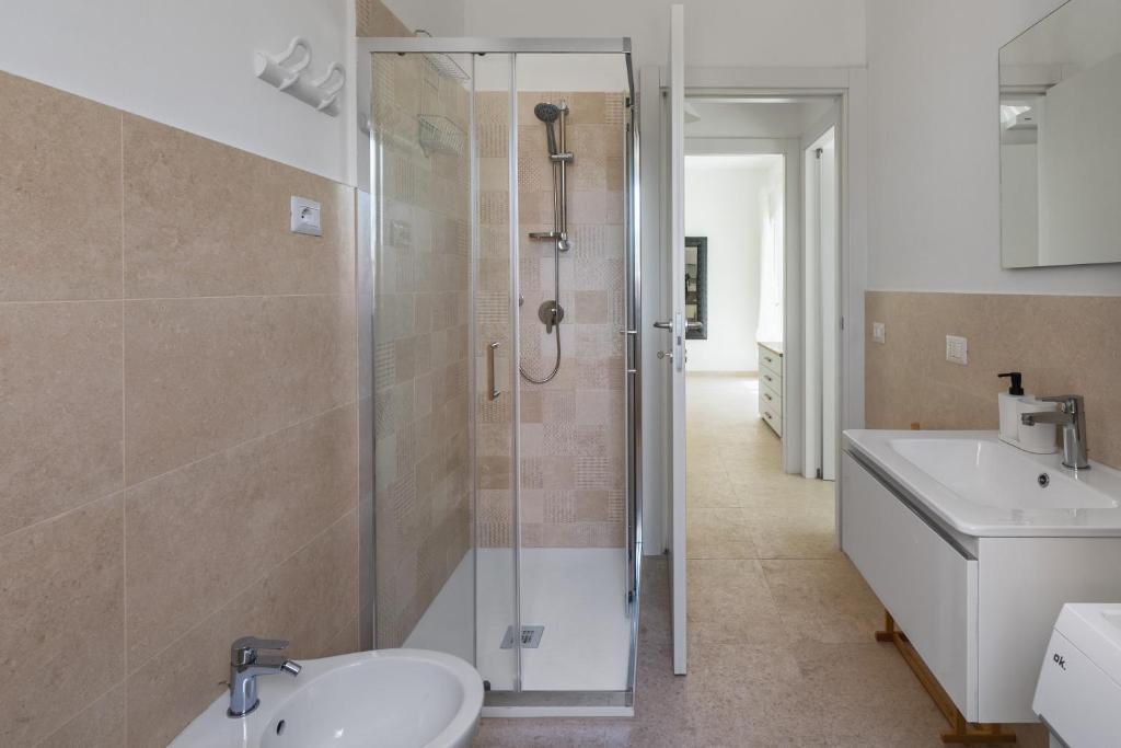 une salle de bain avec une douche, des toilettes et un lavabo dans l'établissement Villa Medusa, à Brucoli 27 autres photos