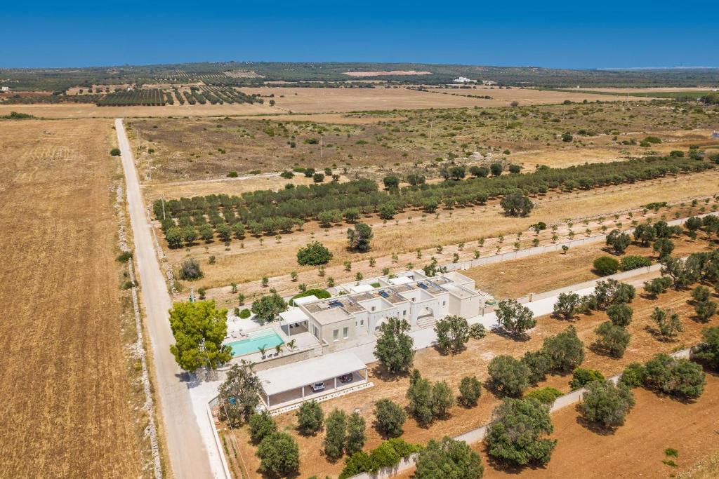 - une vue aérienne sur une grande maison blanche avec des arbres dans l'établissement Villa Il Suono del Mare by BarbarHouse, à San Pietro in Bevagna