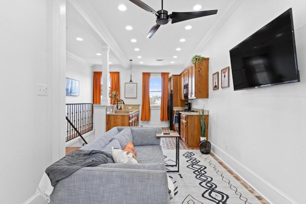 Mid-City 2BR w balcony & chefs kitchen 1